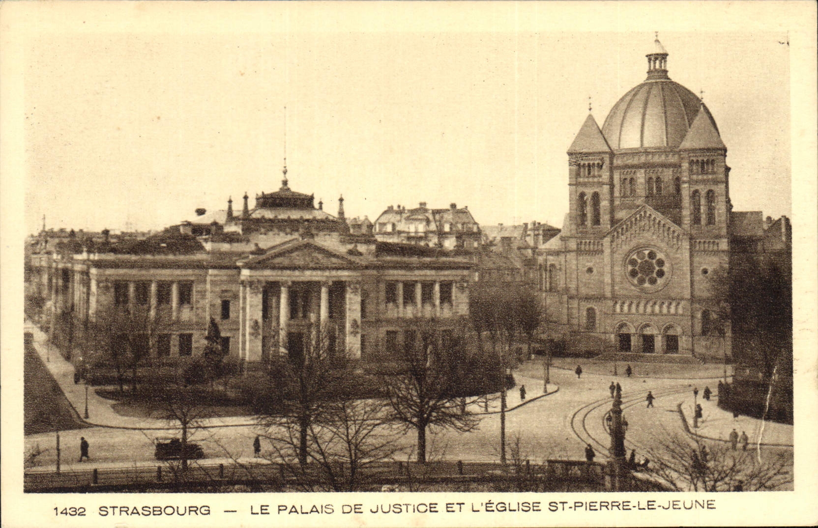 CPA STRASBOURG-LE PALAIS DE JUSTICE ET L'EGLISE ST.PIERRE-LE-JEUNE