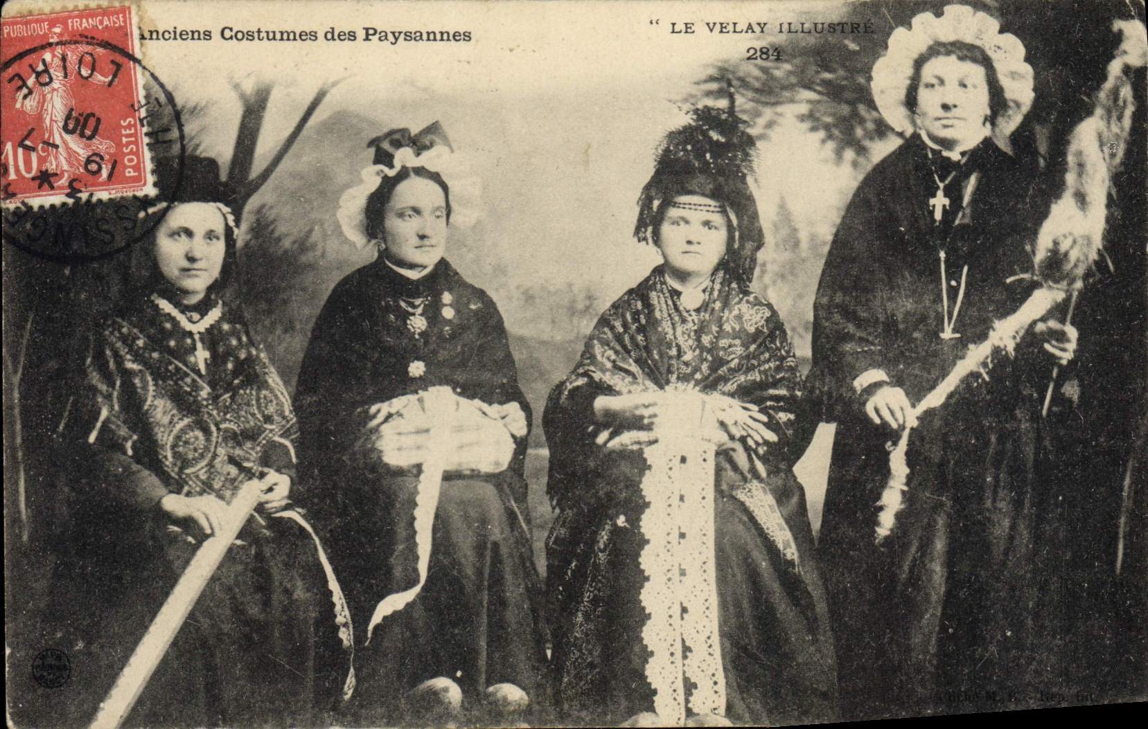 CPA Folklore Anciens Costumes des Paysannes. LE VELAY ILLUSTRE