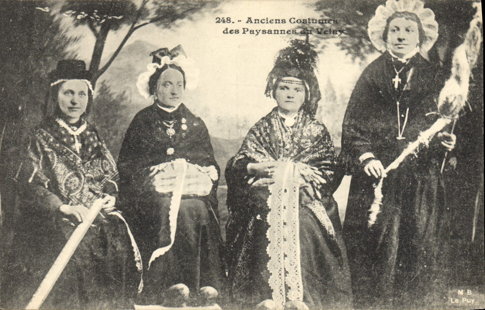 CPA Folklore Anciens Costumes des Paysannes du Velay