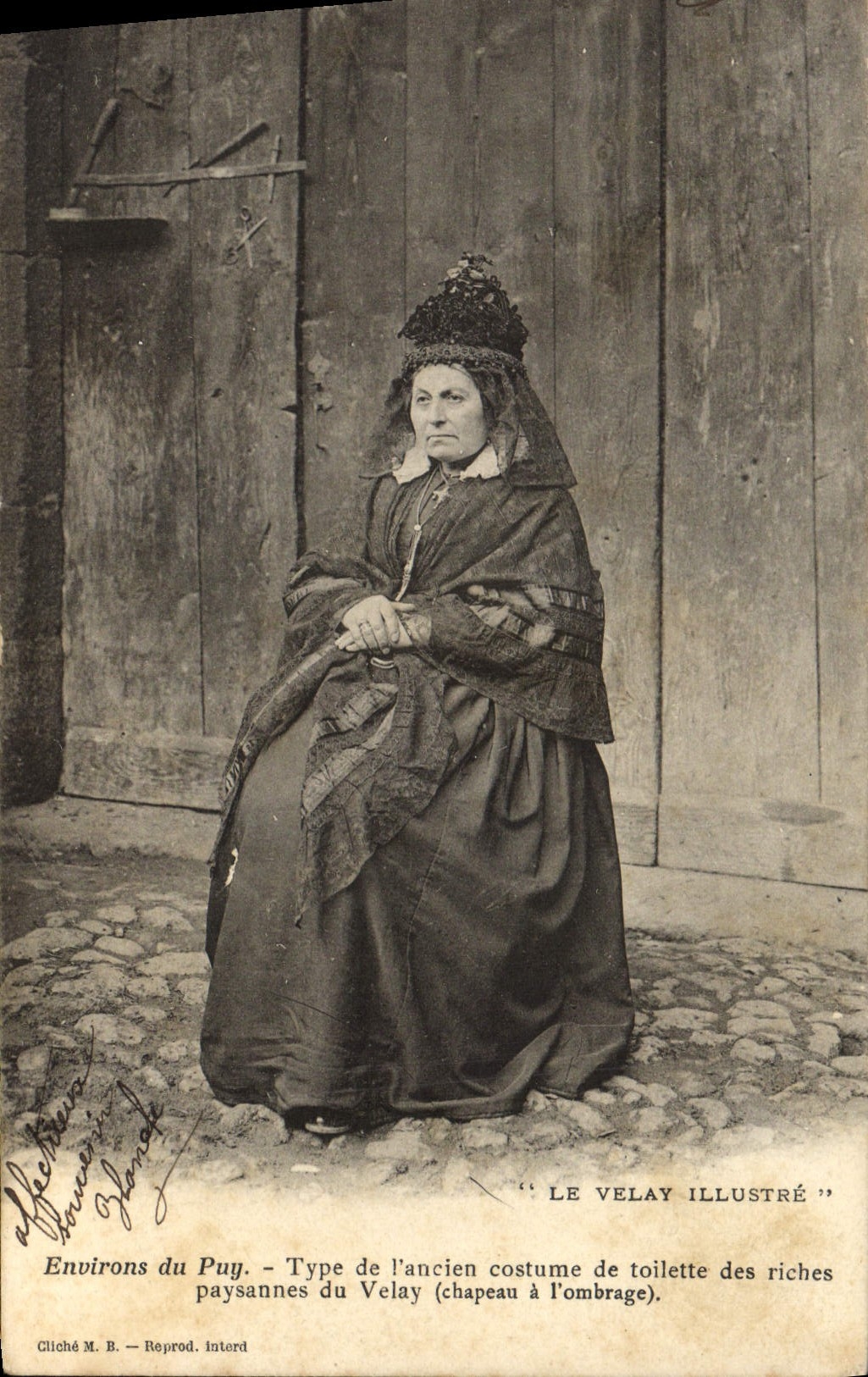 CPA Folklore Environs du Puy.-Type de l'ancien costume de toilette des riches paysannes du Velay (ch