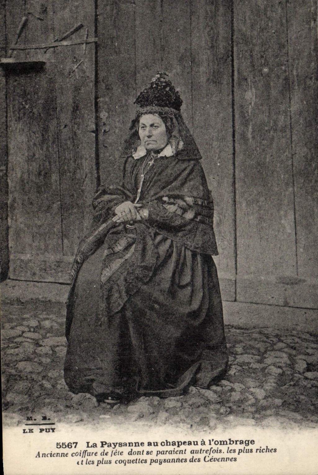 CPA Folklore La Paysanne au chapeau à l'ombrage.Acienne coiffure de fête dont se paraient auttrefois