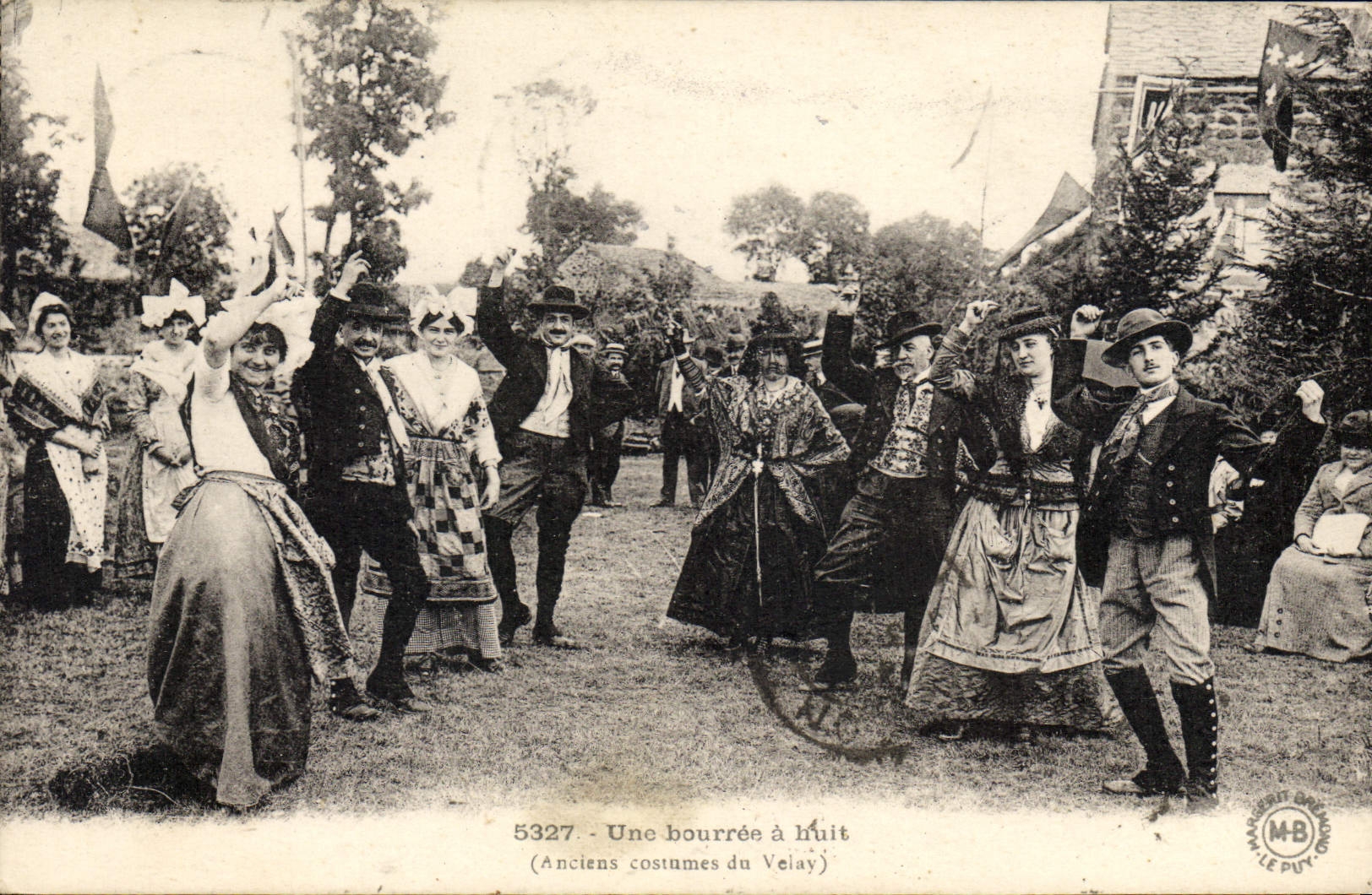 CPA Folklore Une bourrée à huit(Anciens costumes de Velay)