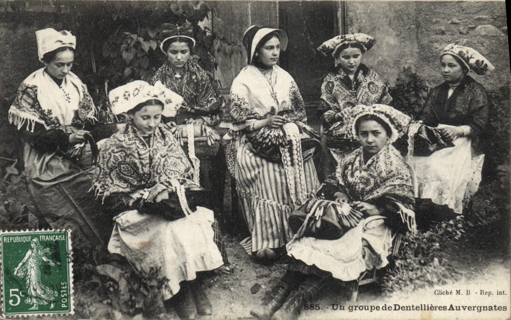 CPA Folklore Une groupe de Dentellières Auvergnates