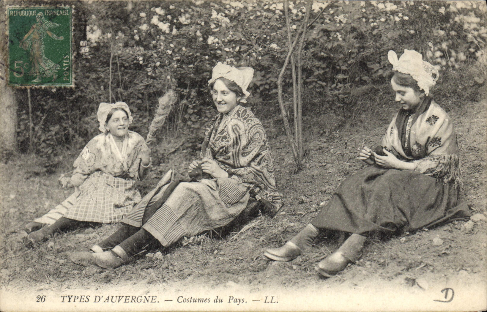 CPA Folklore TYPES D'AUVERGNE.-Costumes du Pays 