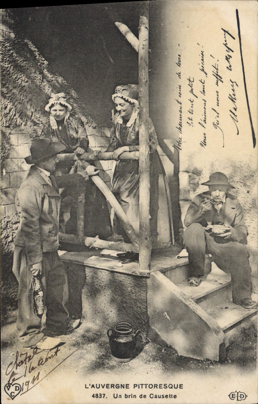 CPA Folklore L'AUVERGNE PITTORESQUE.Un brin de causette