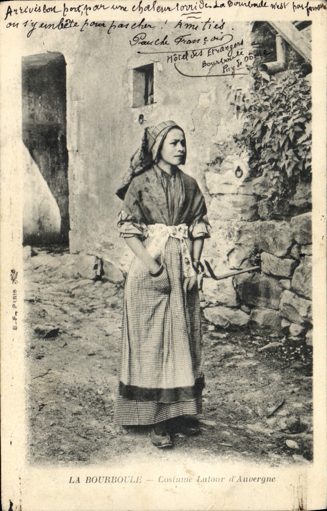 CPA Folklore LA BOURBOULE-Costume Latour d'Auvergne 