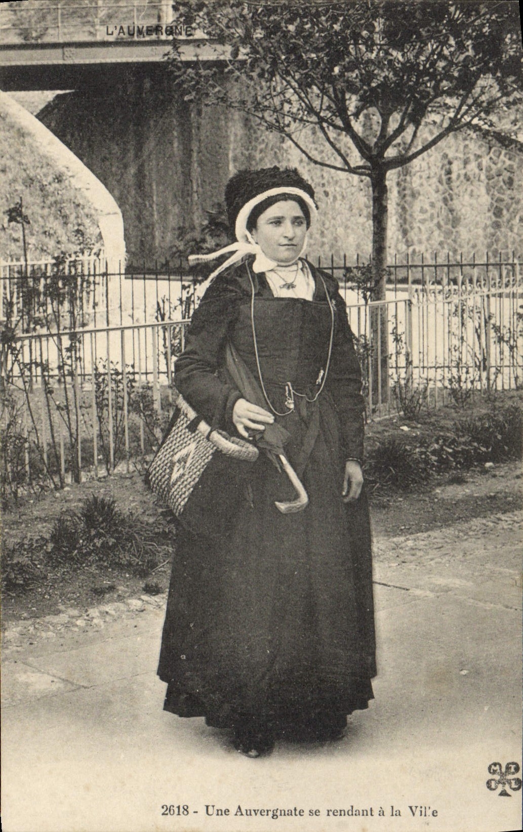 CPA Folklore Une Auvergne de rendant à la Ville