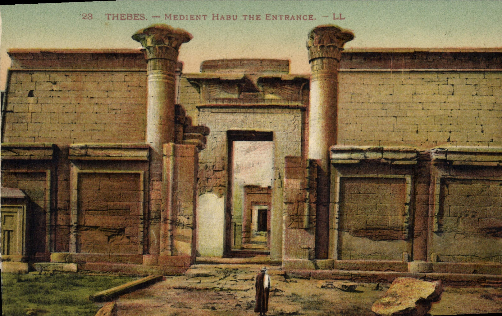CPA Egypte Egypt Thebes Medinet Habou. Cour exterieur