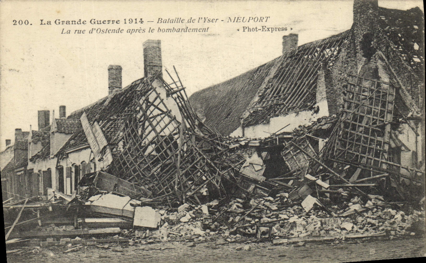 CPA Militaria La Grande Guerre 1914 - Bataille de l'Yser - LA RUE d'ostende après le bombardement