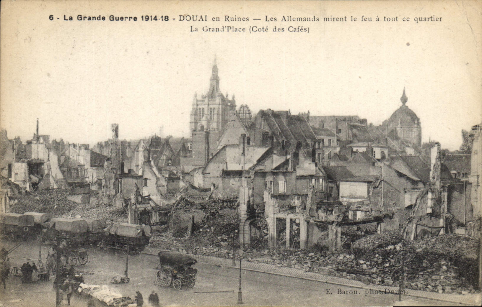 CPA Militaria La Grande Guerre 1914-18 - DOUAI en Ruines - Les Allemands mirent le feu à tout ce qua