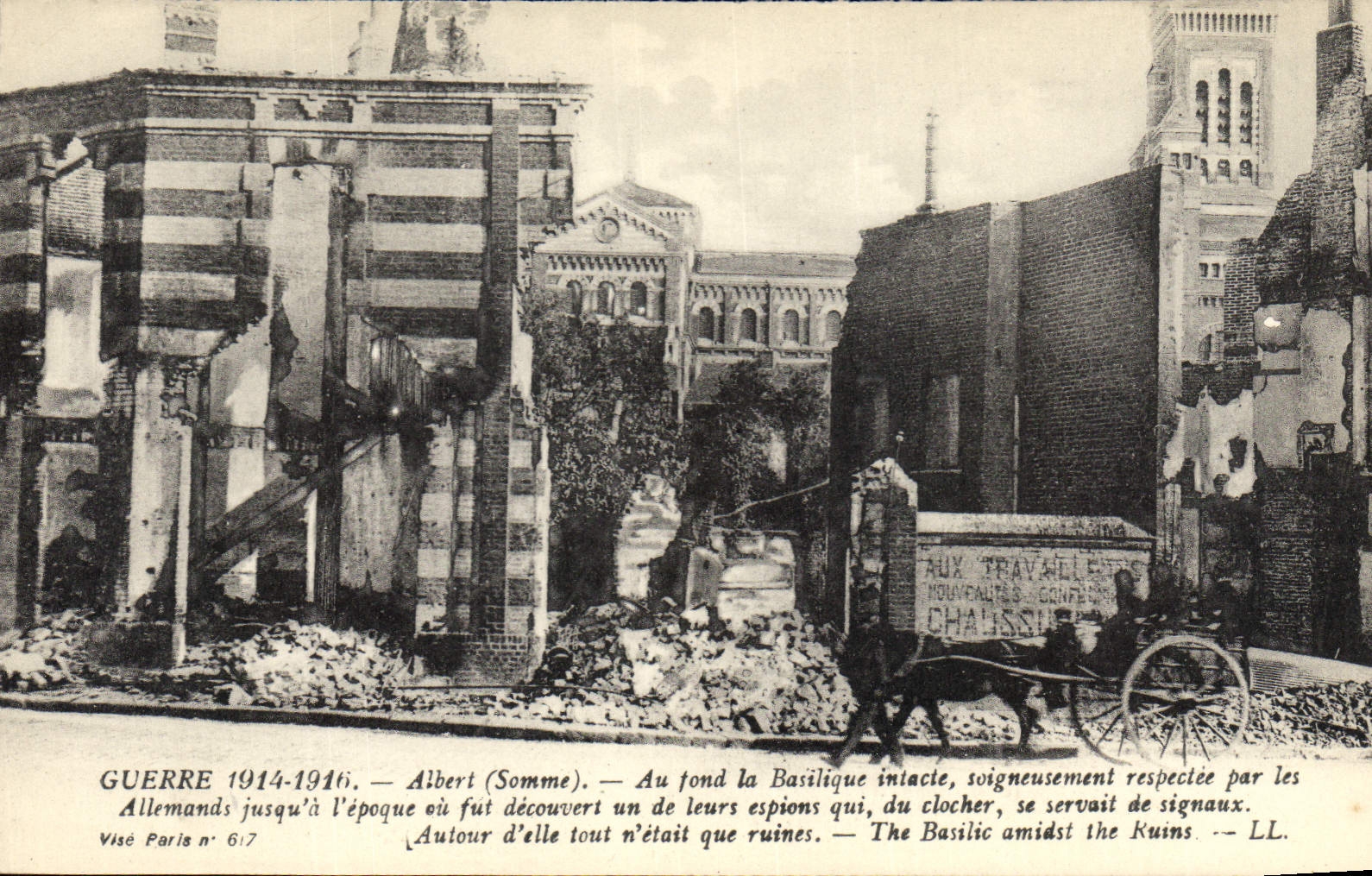 CPA Militaria GUERRE 1914-1916. - Albert Au fond la Basilique intacte  soigneusement respectée par l