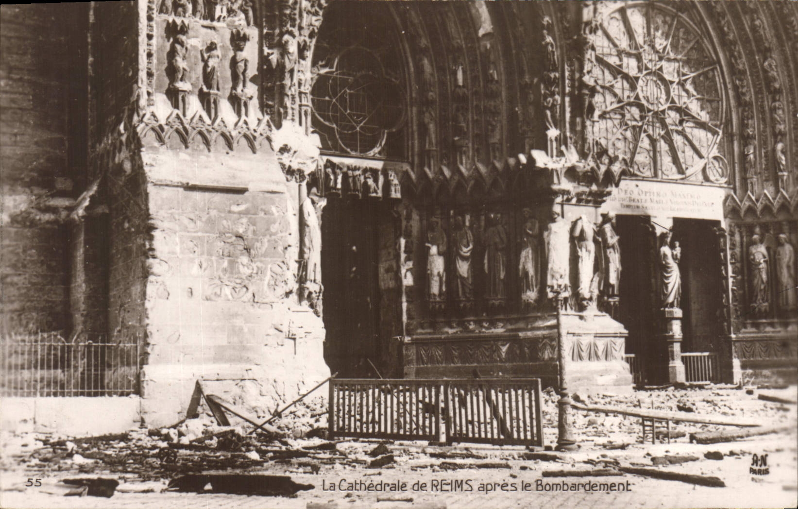 CPA Militaria La Cathédrale de REIMS après de Bombardement