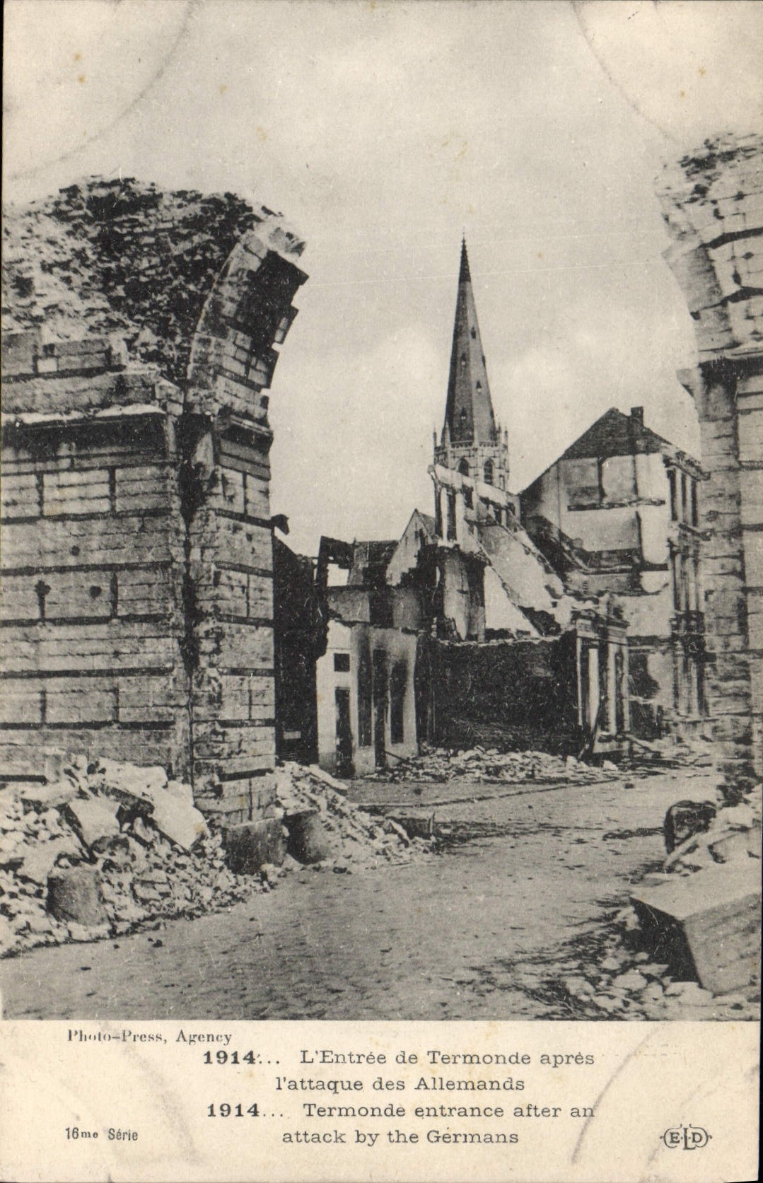 CPA Militaria 1914 L'Entrée de Termonde après l'attaque des Allemands