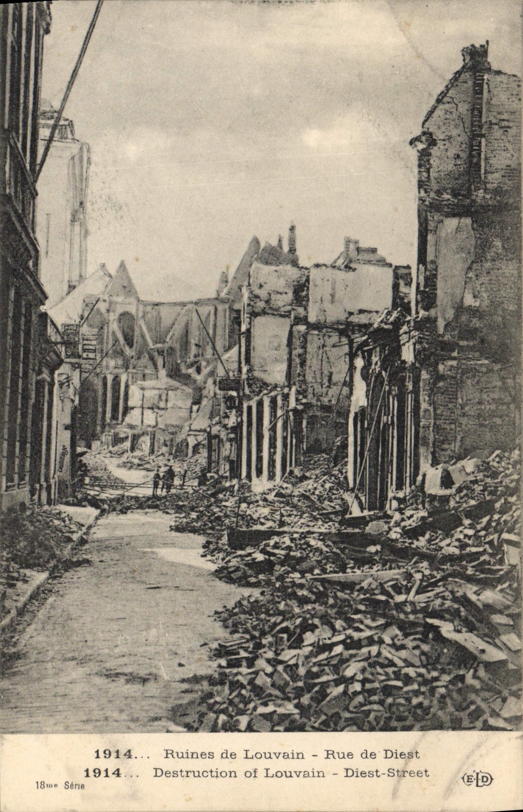 CPA Militaria 1914. Ruines de Louvain - Rue de Diest