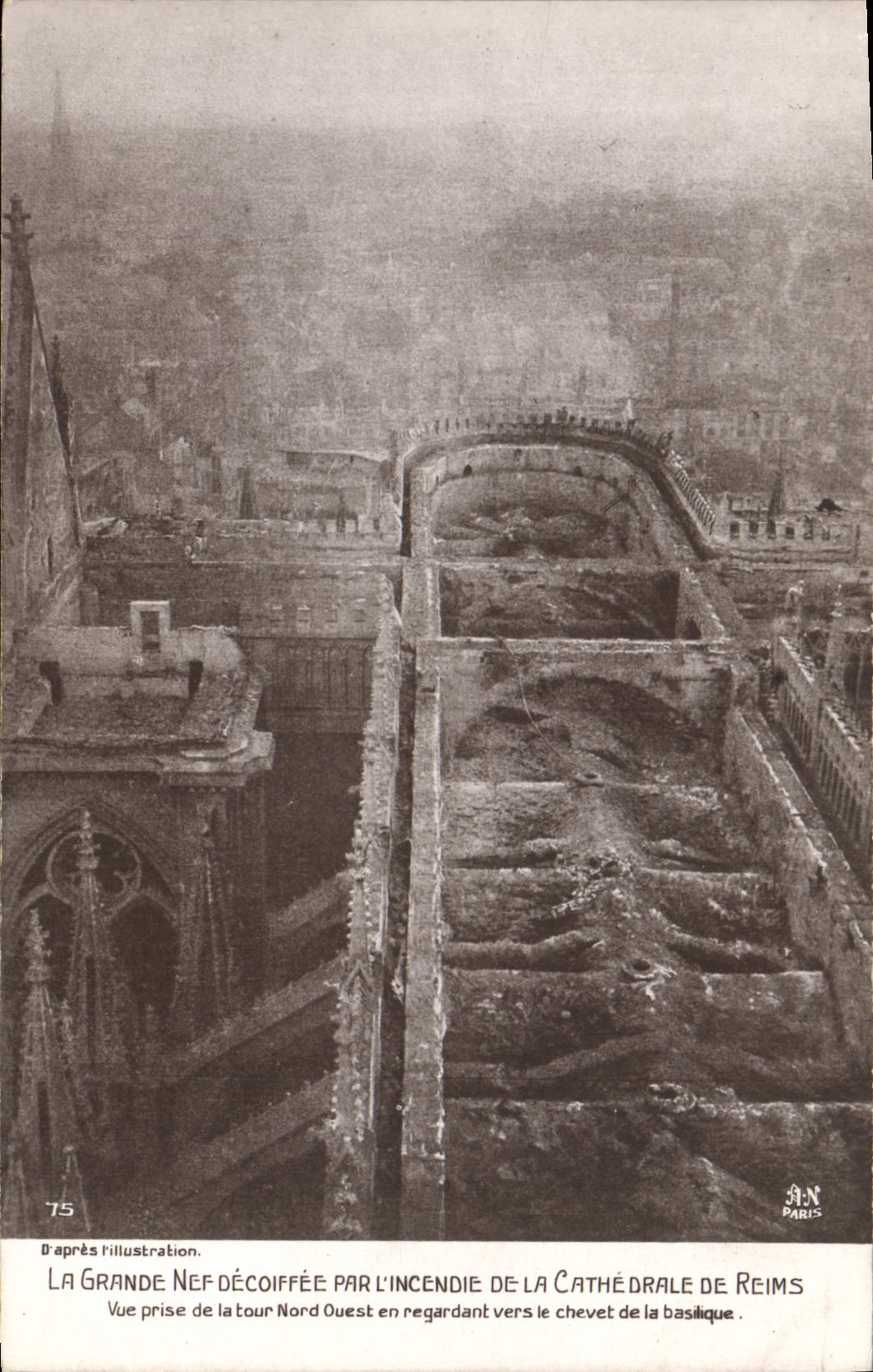 CPA Militaria LA GRANDE NEF DECOIFFEE PAR L'INCENDIE DE LA CATHEDRALE DE REIMS. Vue prise dela tour 