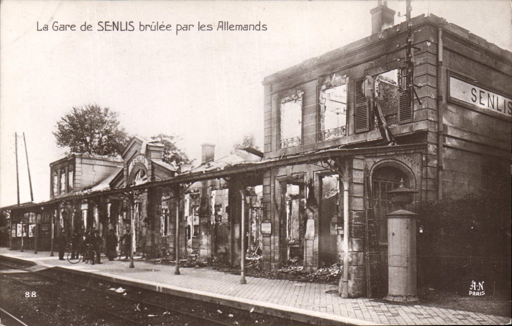 CPA Militaria La Gare de SENLIS brulée par les Allemands