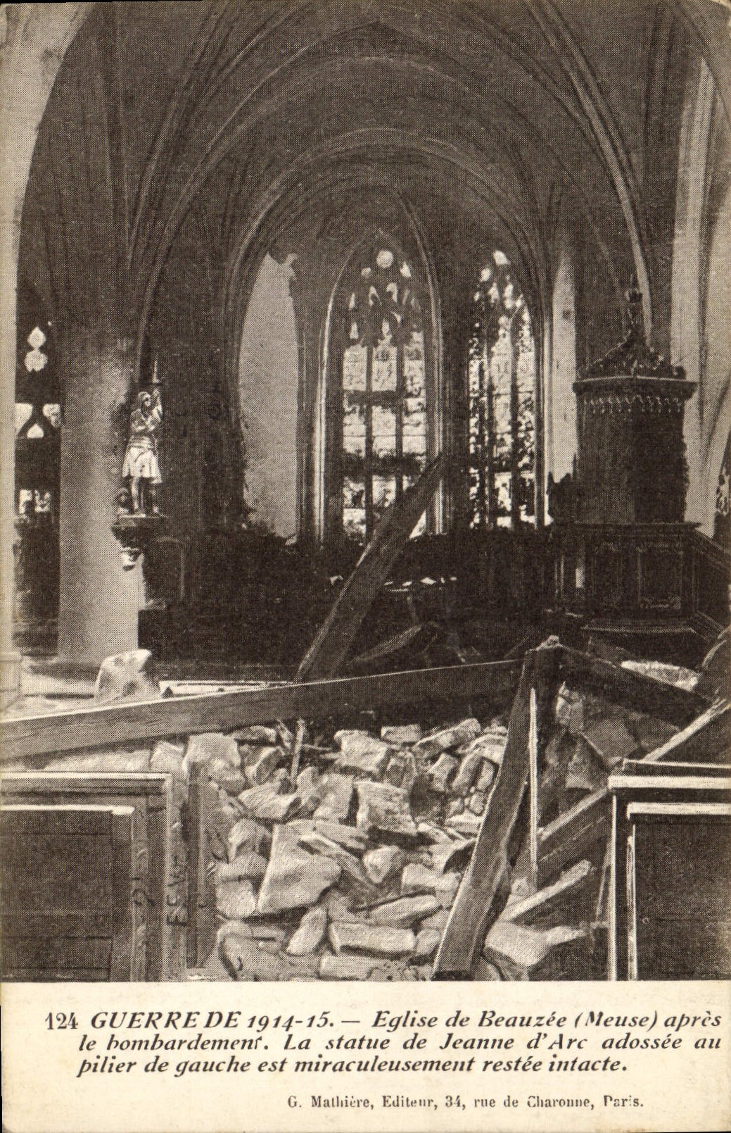 CPA Militaria GUERRE DE 1914-15.- Eglise Beauzée (Meuse) après le bombardement. La Statue de Jeanne 