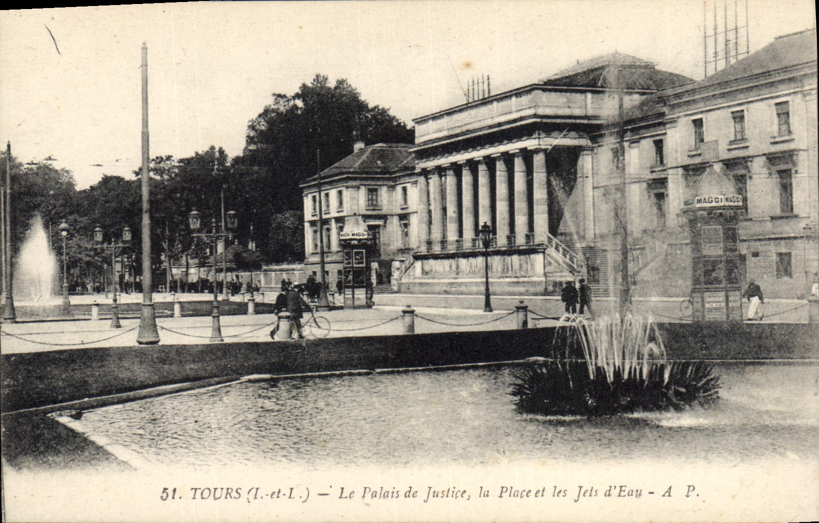 CPA TOURS - Le Palais de Justice  La Place et les Jets d'Eau