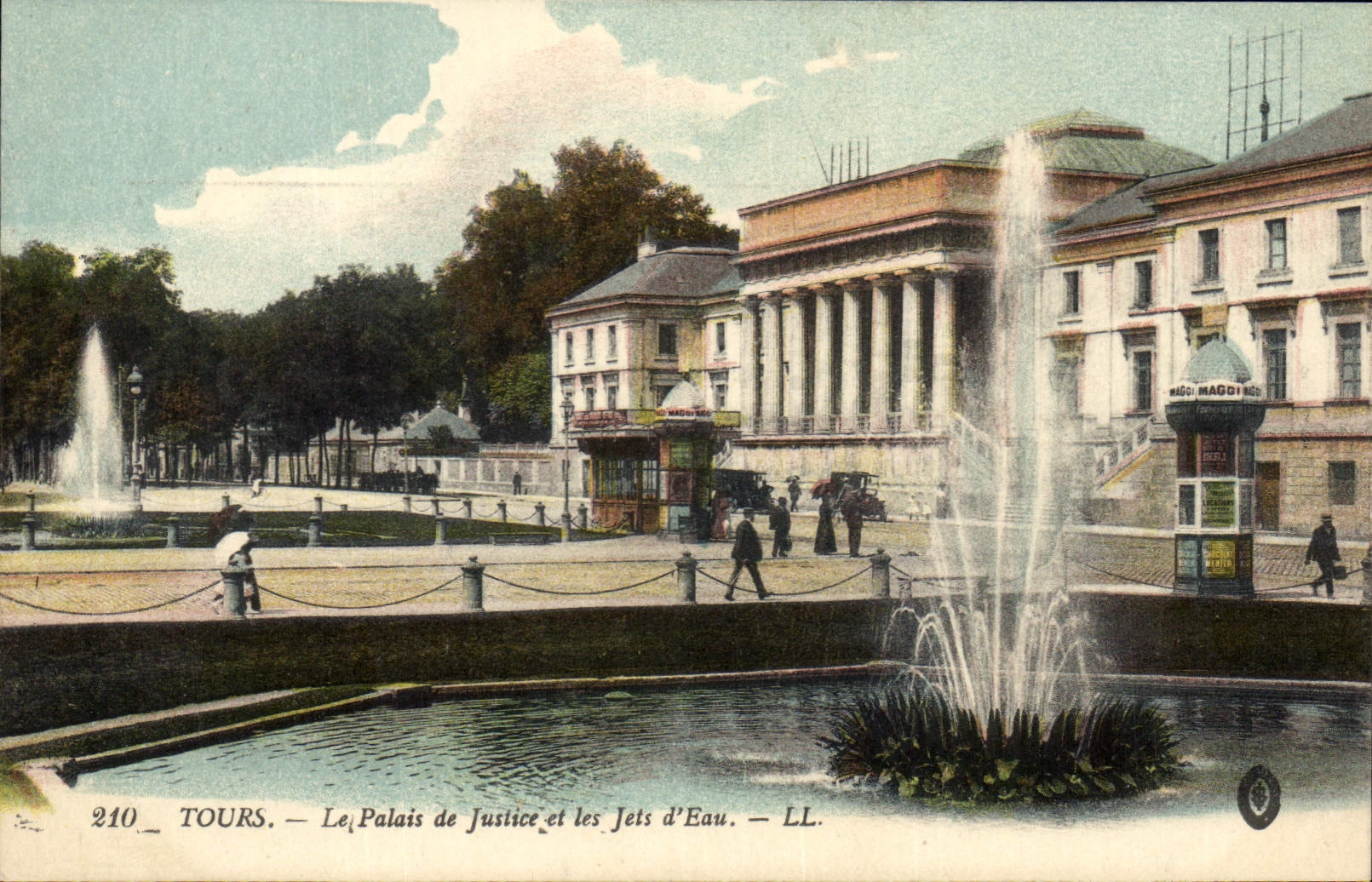 CPA TOURS - Le Palais de Justice et les Jets d'eau