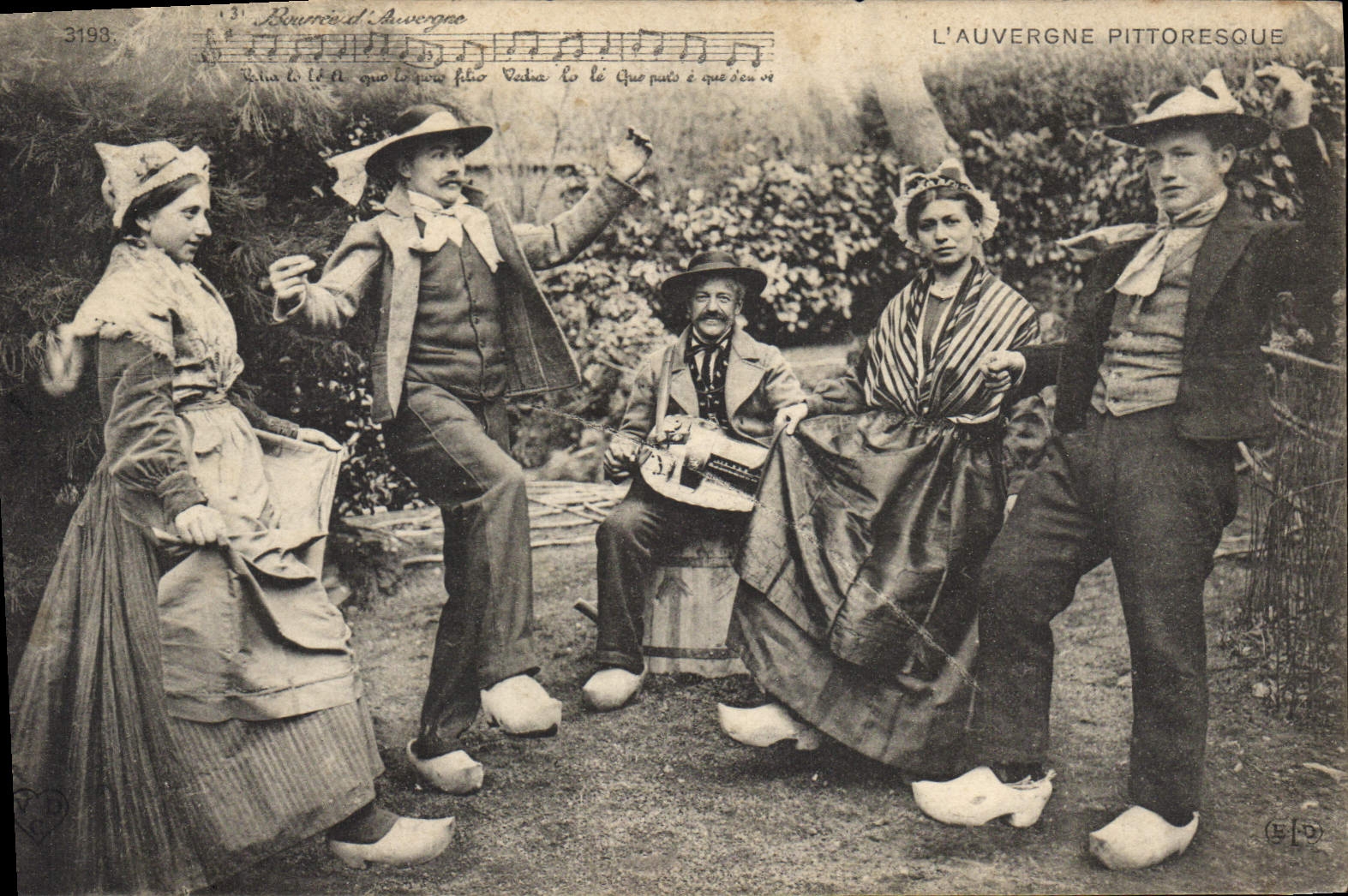 CPA Folklore L'AUVERGNE PITTORESQUE