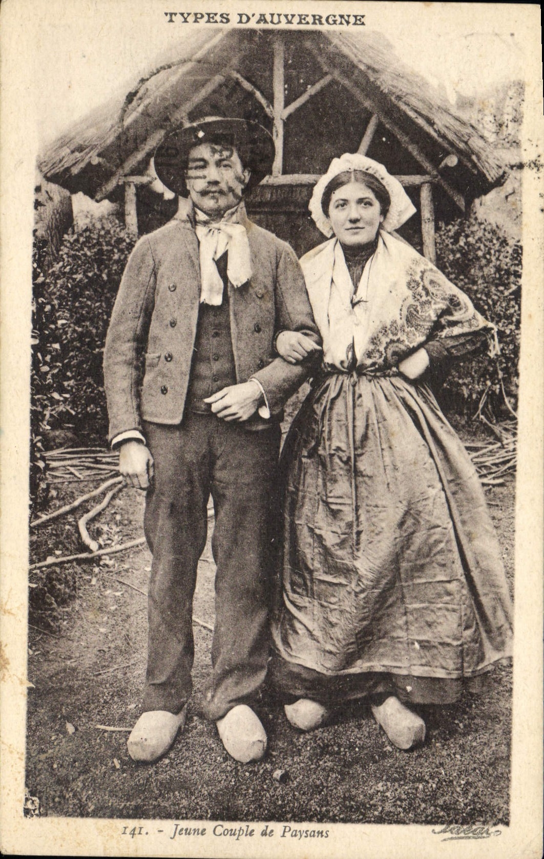 CPA Folklore TYPES D'AUVERGNE. Jeune Couple de Paysans 
