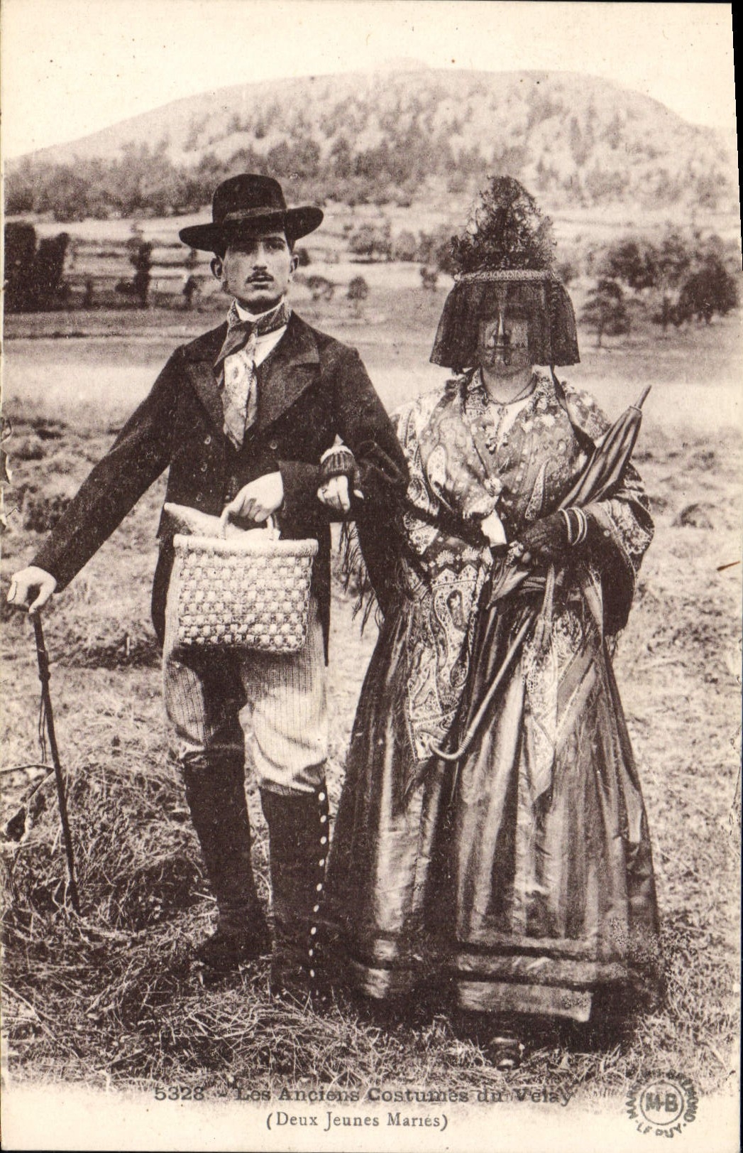 CPA Folklore Les anciens Costumes du Velay ( Deux Jeunes Mariés)