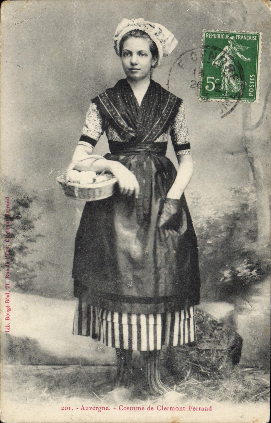 CPA Folklore Auvergne.- Costume de Clemont-Ferrand