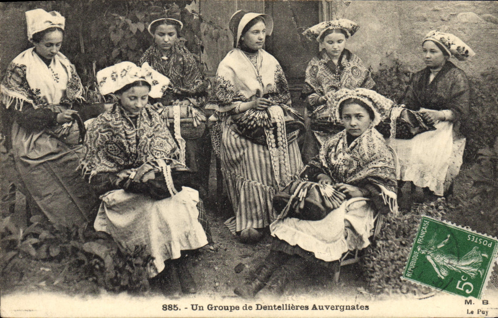 CPA Folklore Un Groupe de Dentellière Auvergnates
