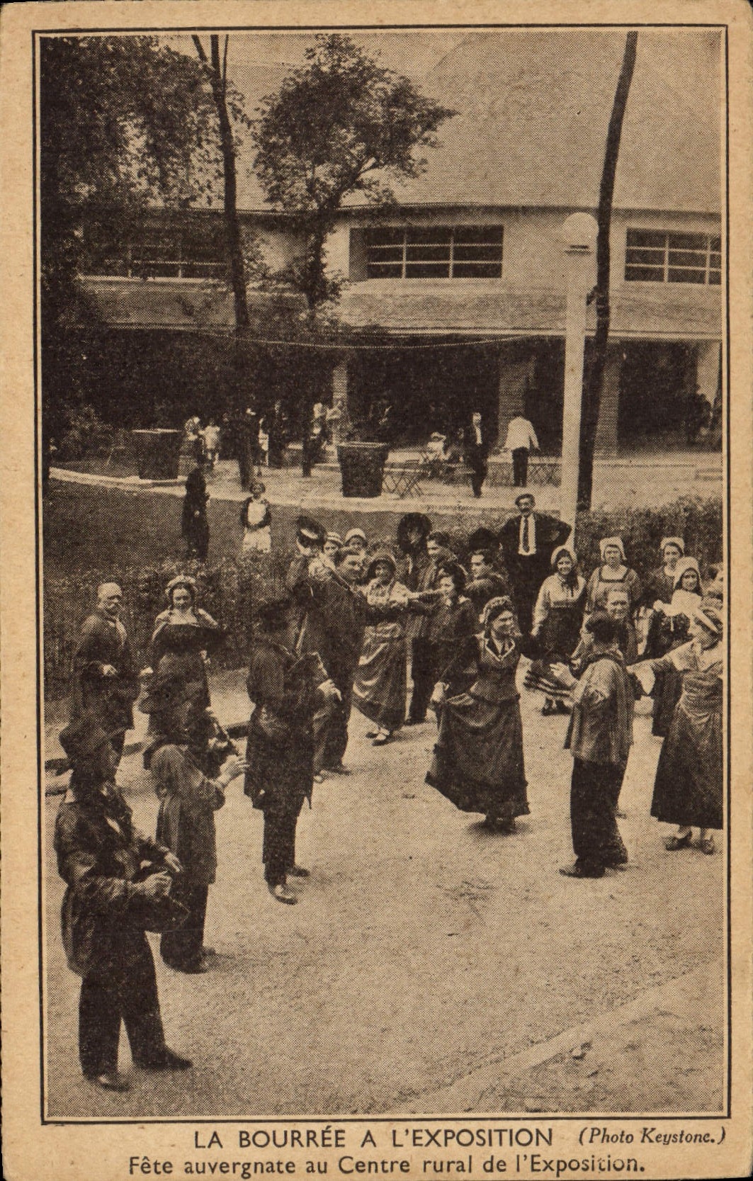 CPA Folklore LA BOURREE A L'EXPOSITION. Fête auvergnate au centre rural de l'Exposotion