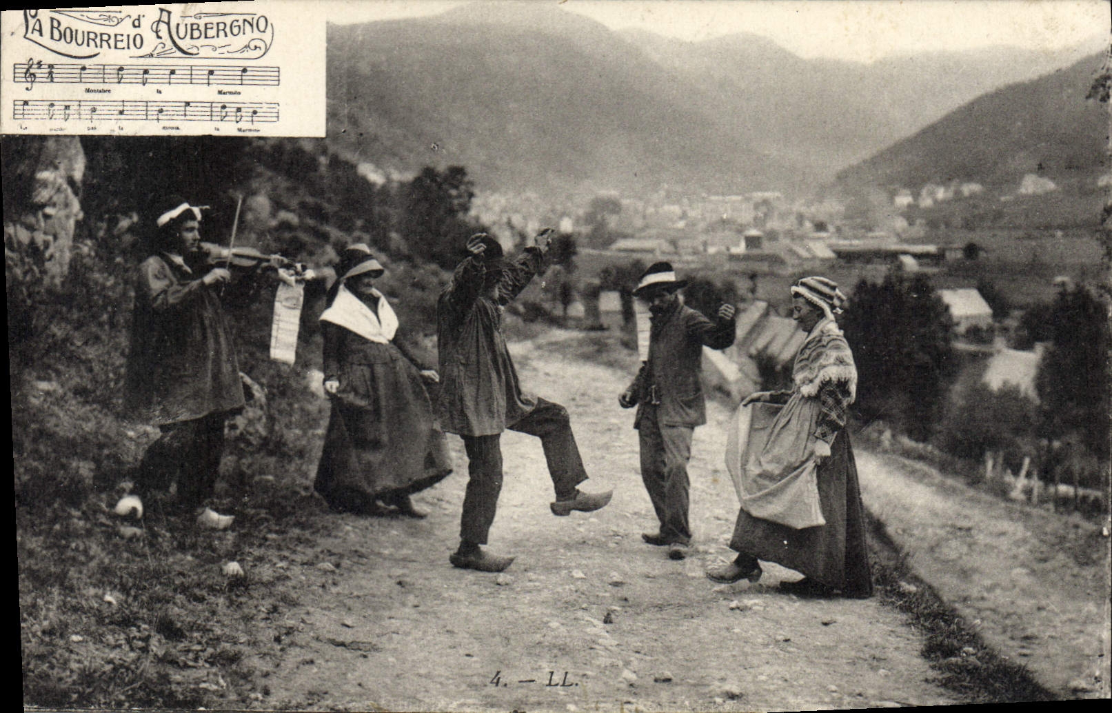 CPA Folklore La bourree