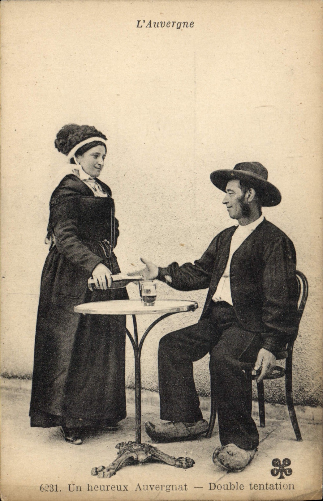 CPA Folklore Un heureux Auvergnat - Double tentation