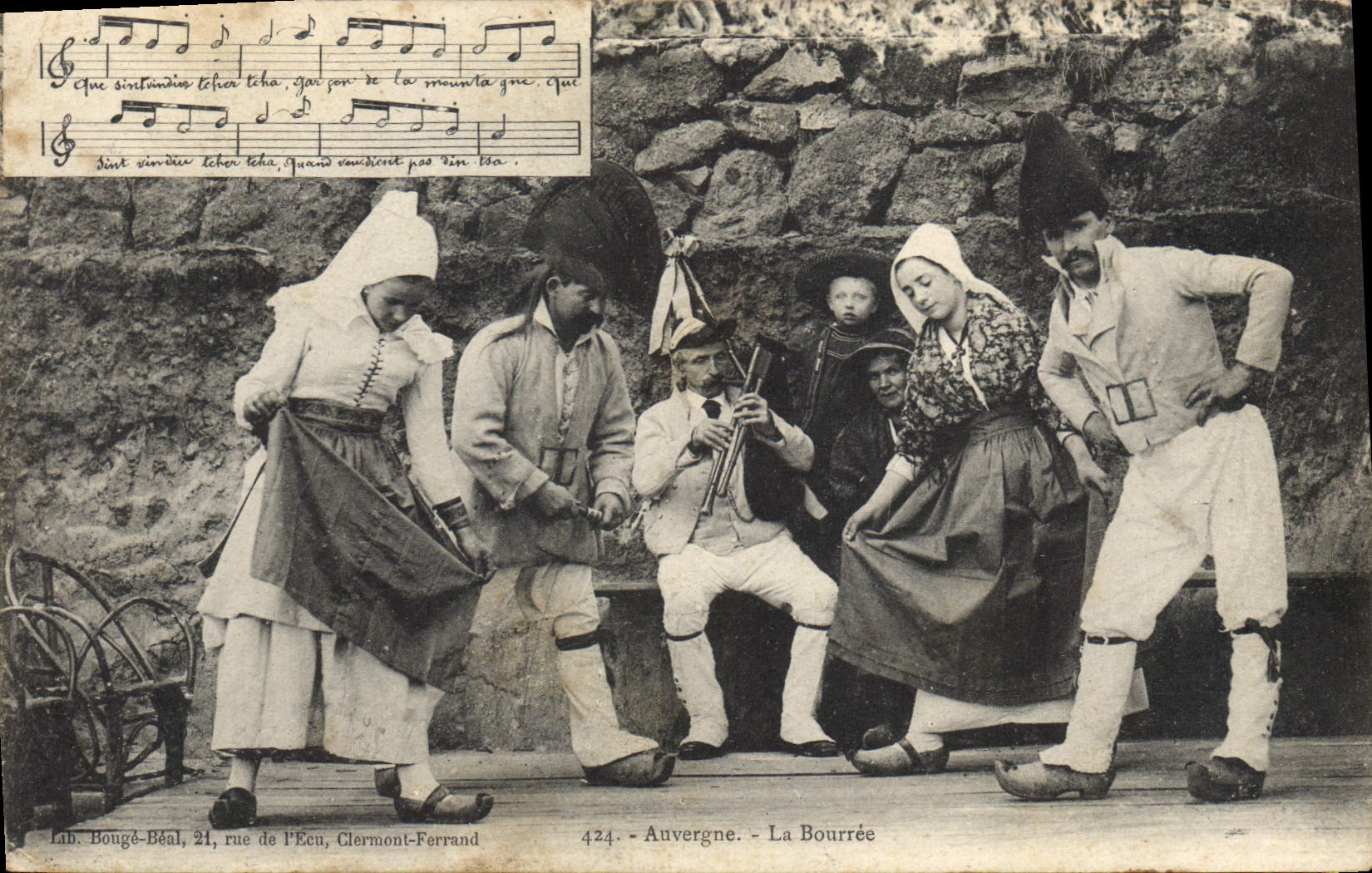 CPA Folklore Auvergne. - La Bourrée
