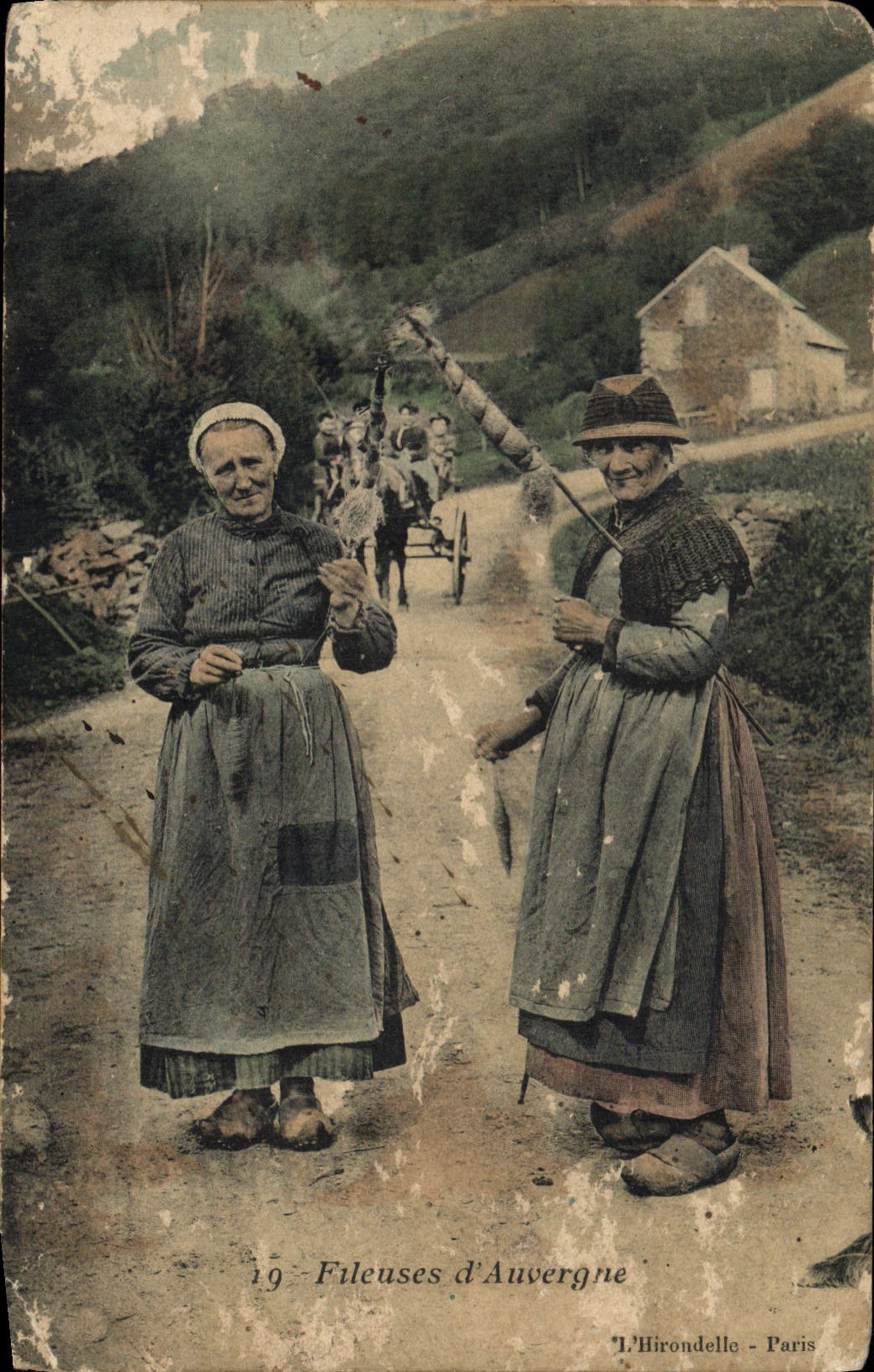 CPA Folklore Fileuse d'Auvergne. L'Hirondelle- Paris