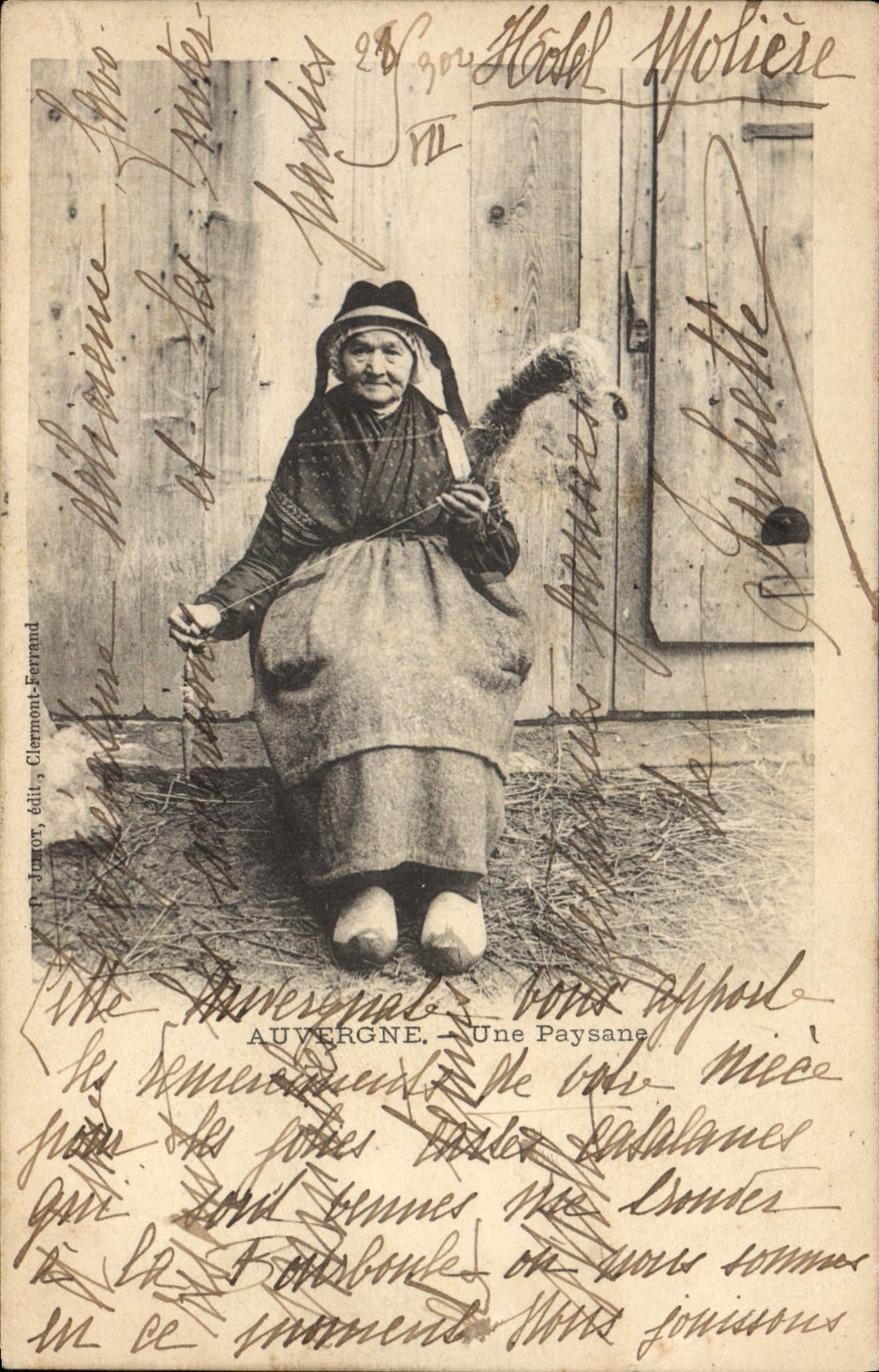 CPA Folklore Auvergne Une fileuse