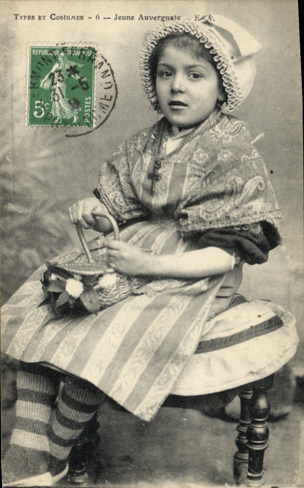 CPA Folklore TYPES ET COSTUMES - Jeune Auvergnate