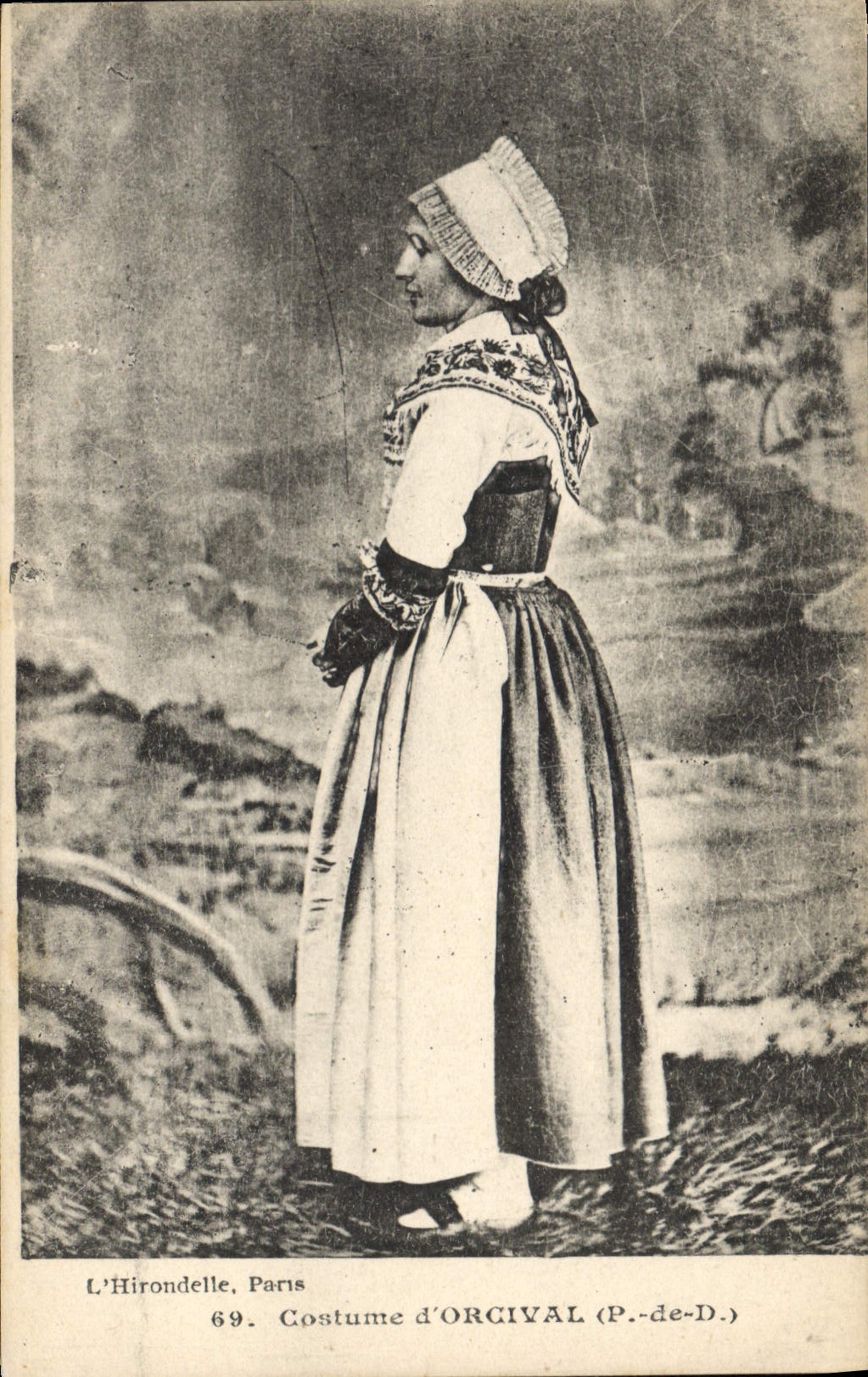 CPA Folklore L'Hirondelle. Paris - Costume d'ORCIVAL