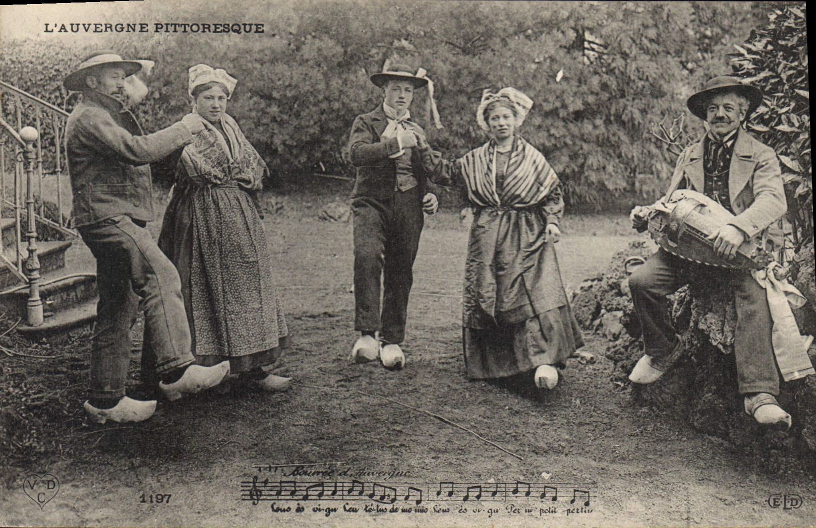 CPA Folklore La bourree