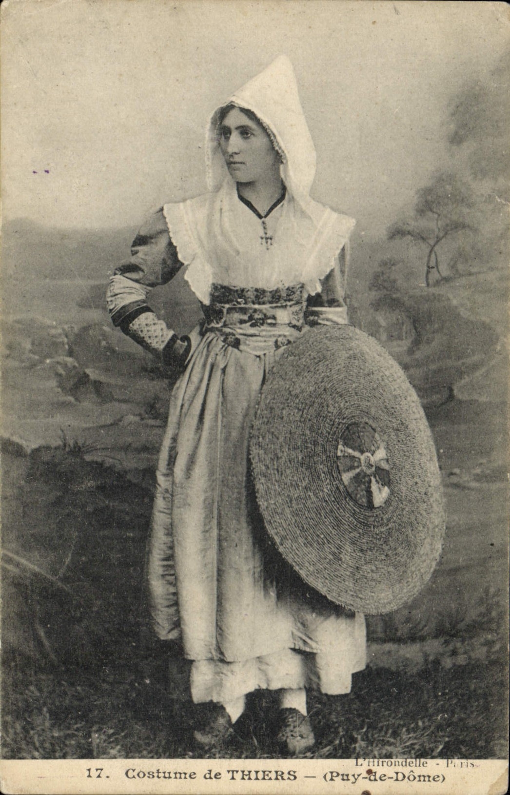 CPA Folklore Costume de THIERS - (Puy-de-Dôme)