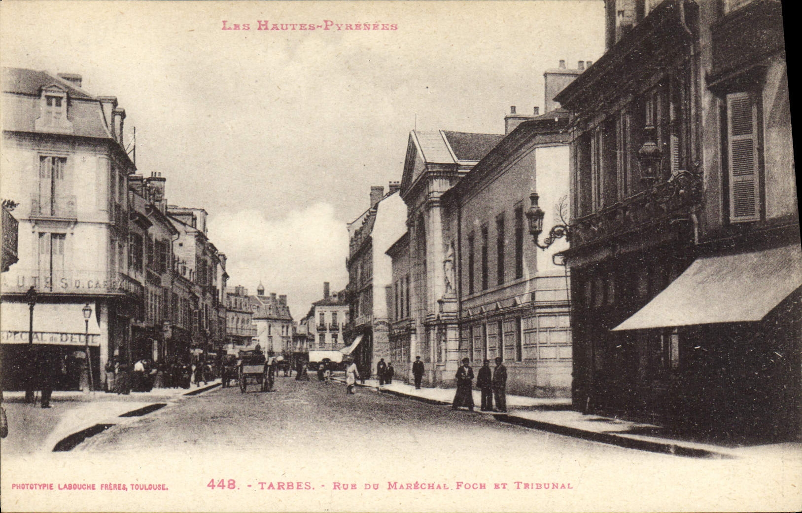 CPA TARBES RUE DU MARECHAL-FOCH ET TRIBUNAL