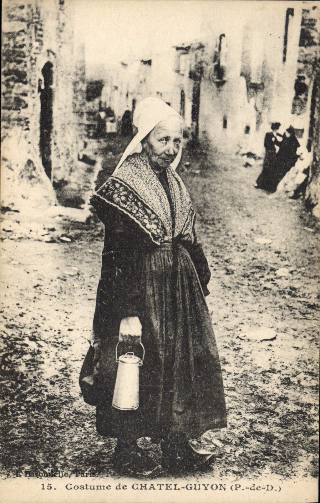 CPA Folklore Costume de CHATEL-GUYON