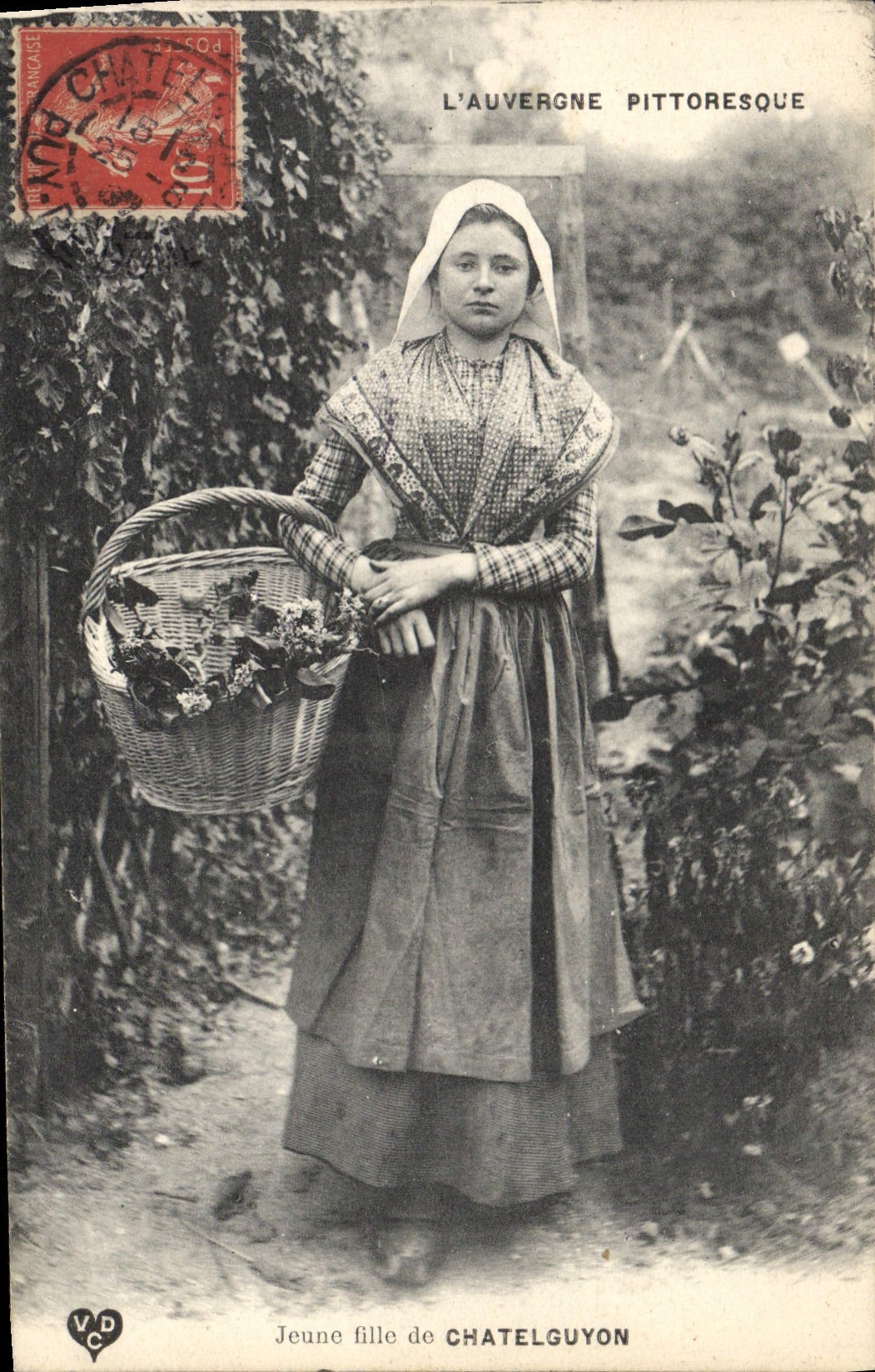 CPA Folklore jeune fille de CHATELGUYON