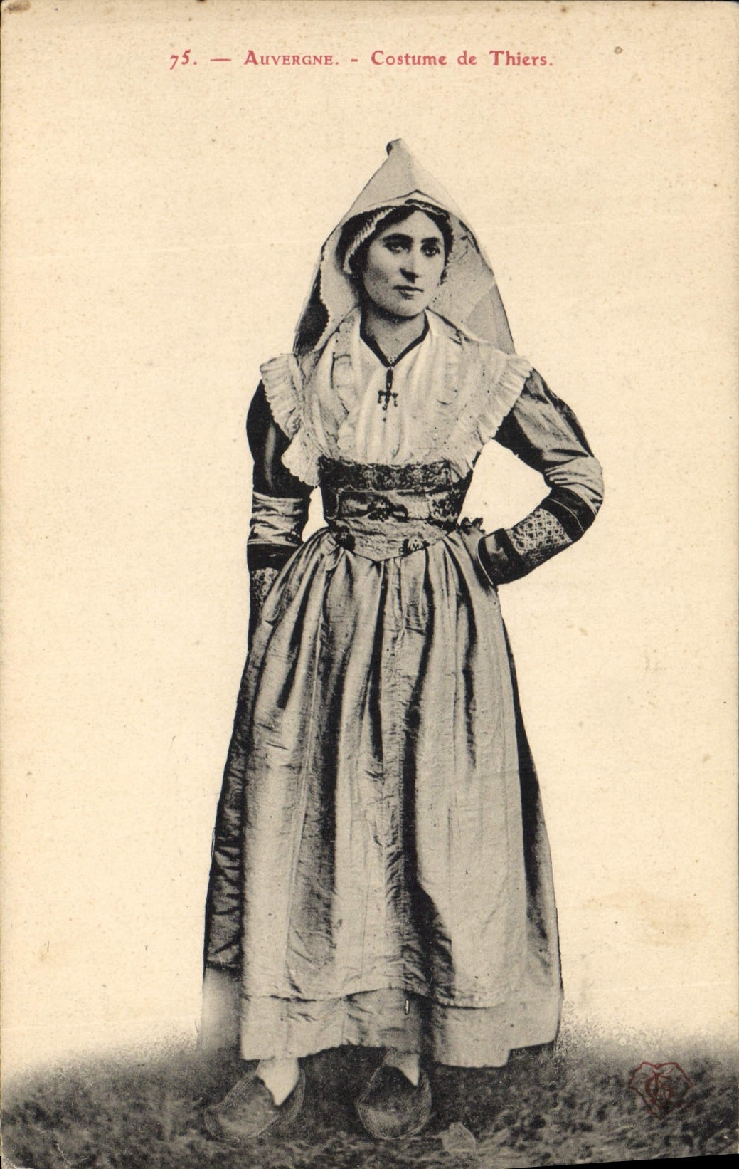 CPA Folklore Auvergne. - Costume de Thiers