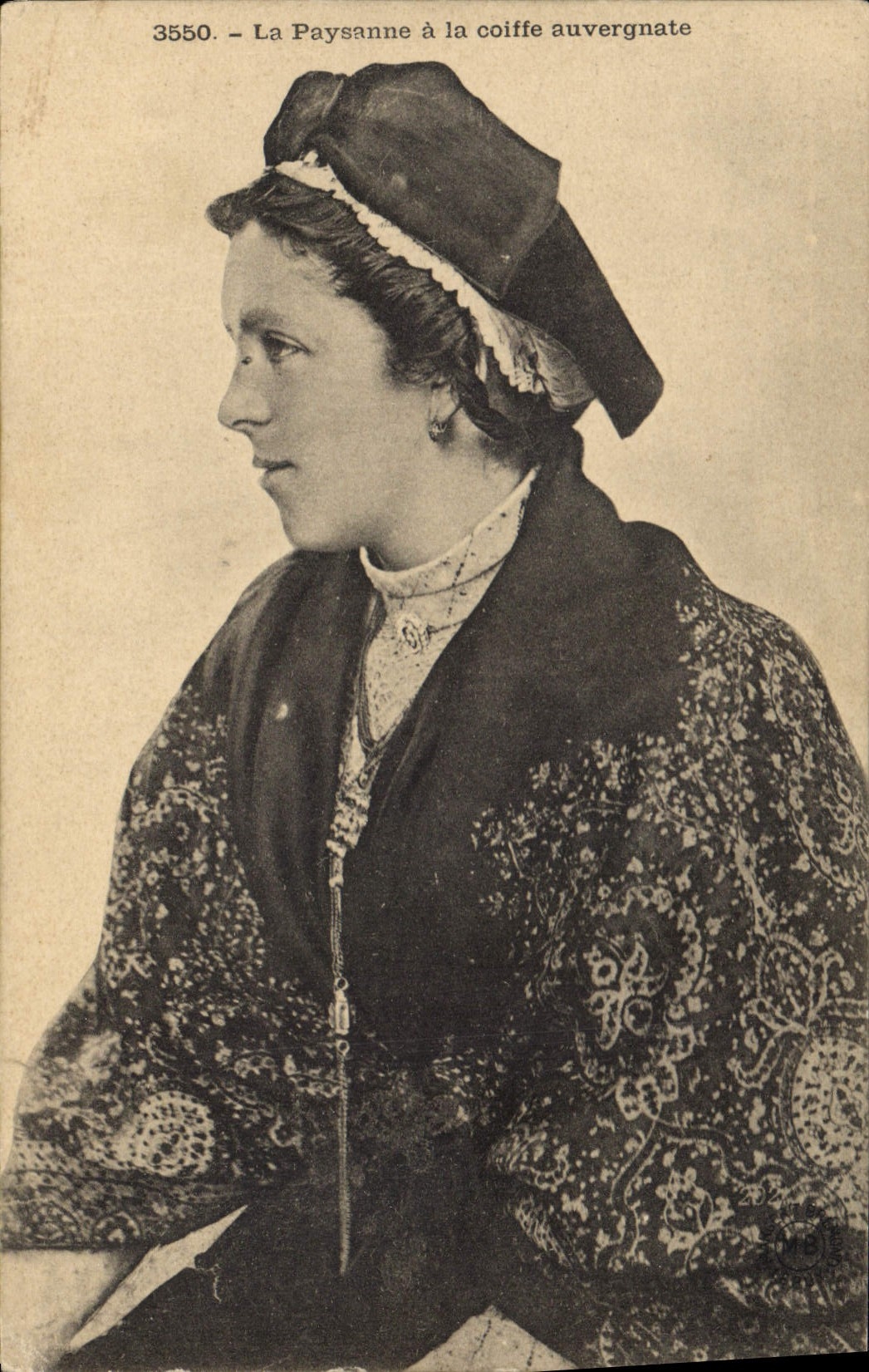 CPA Folklore La Paysanne à la coiffe auvergnate