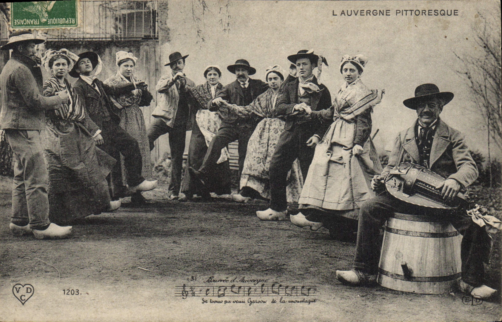 CPA Folklore L'AUVERGNE PITTORESQUE
