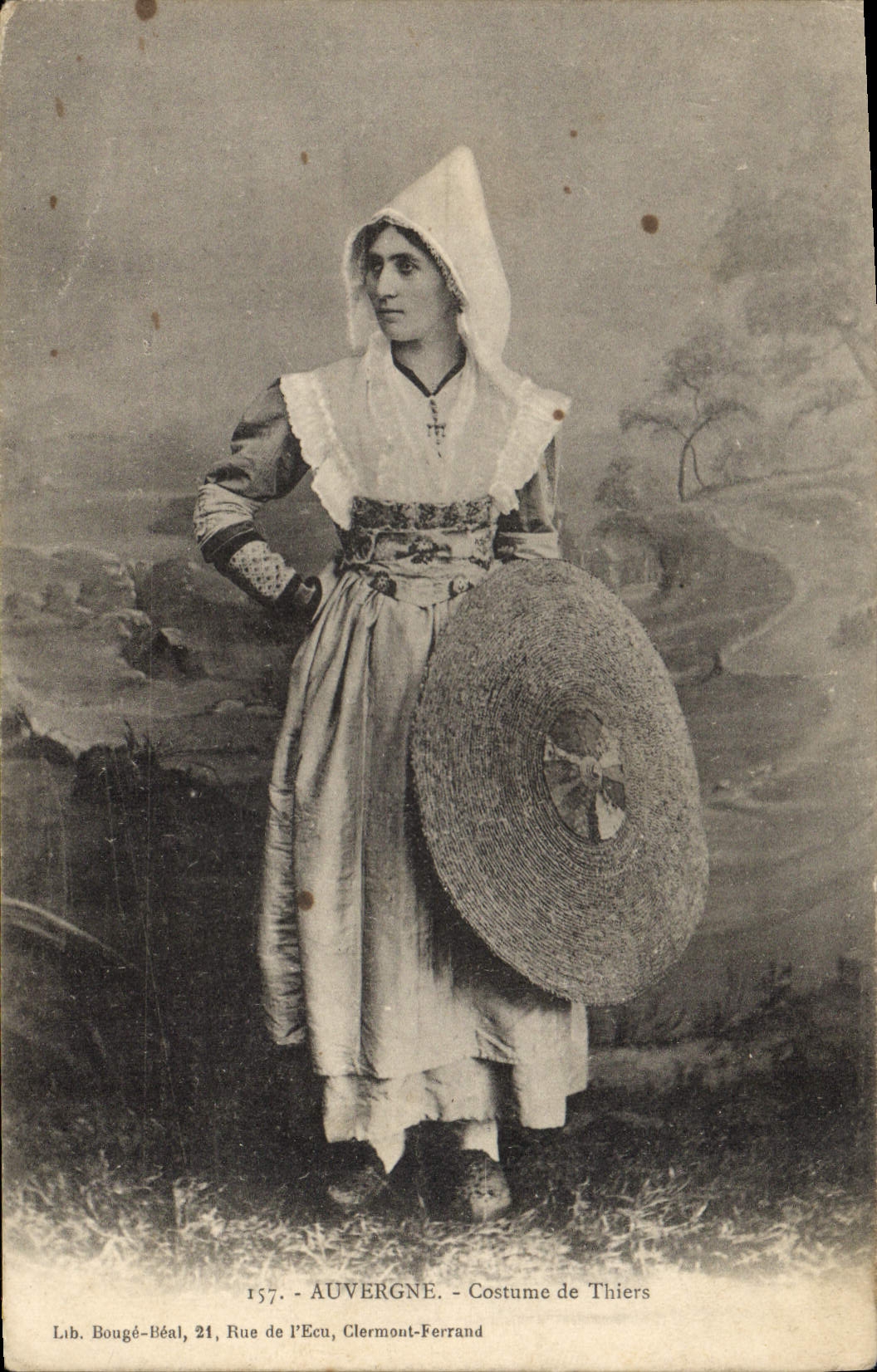 CPA Folklore AUVERGNE. - Costume de Thiers
