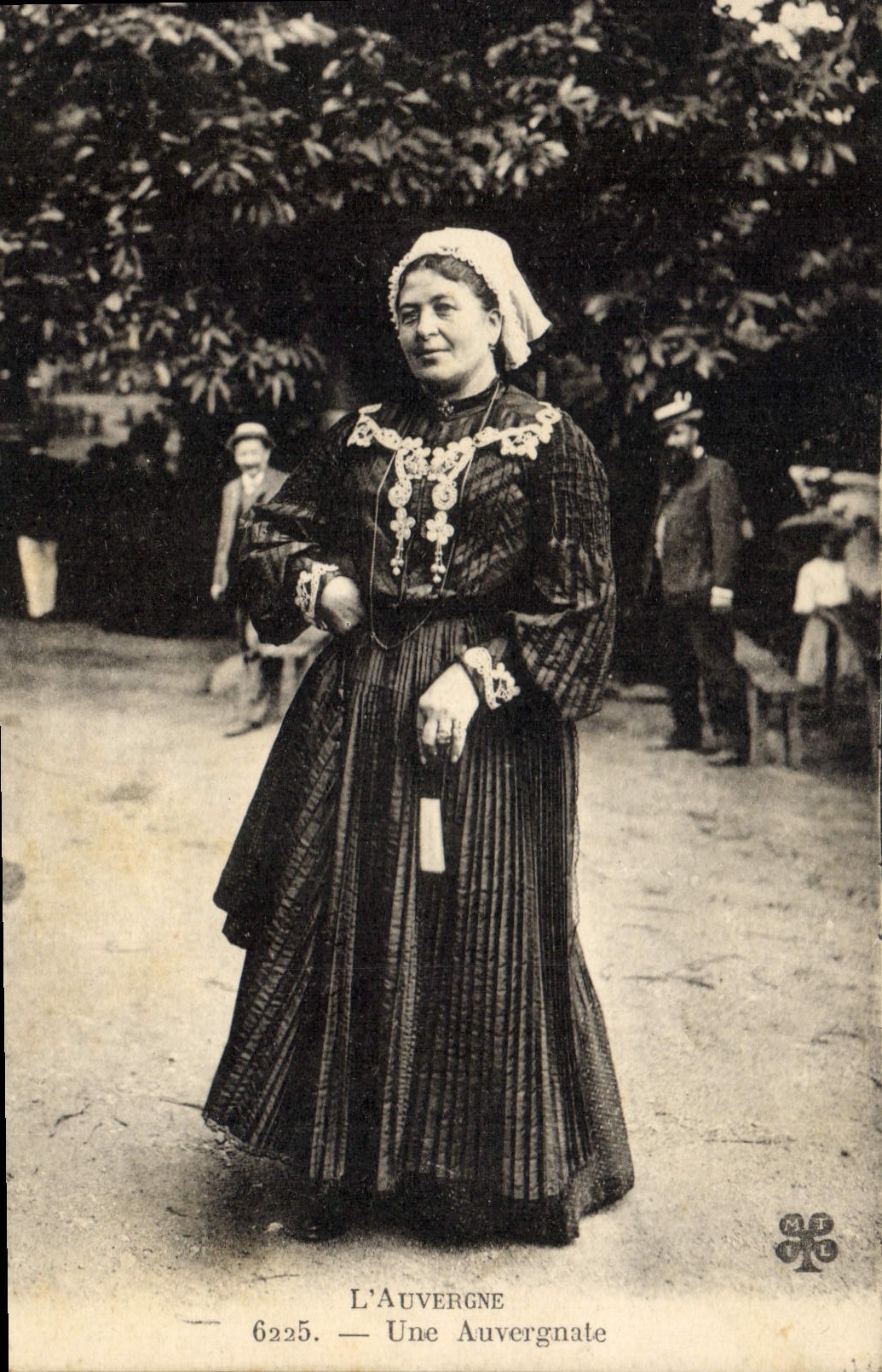 CPA Folklore L'AUVERGNE. - Une Auvergnate