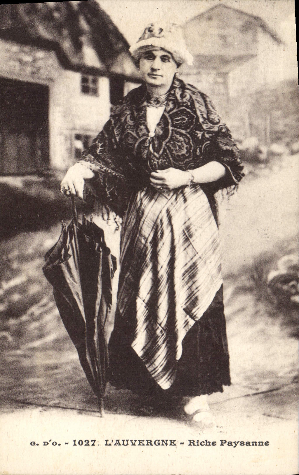 CPA Folklore 1027 L'AUVERGNE- Riche Paysanne