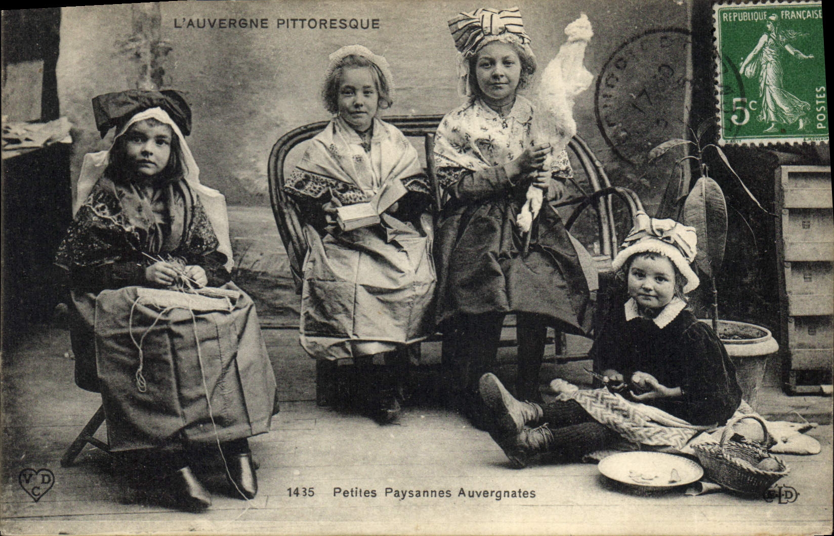 CPA Folklore L'AUVERGNE PITTORESQUE. - 1435 Petites Paysannes Auvergnates 