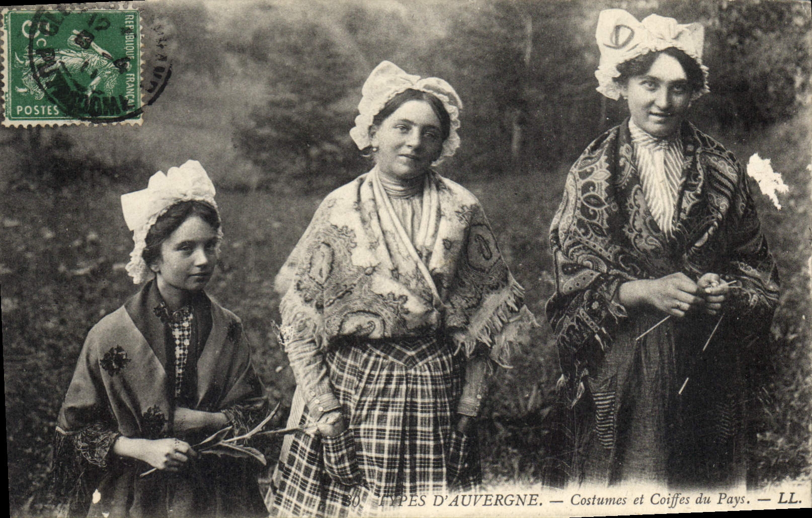 CPA Folklore TYPES D'AUVERGNE. - Costumes et Coiffes du pays