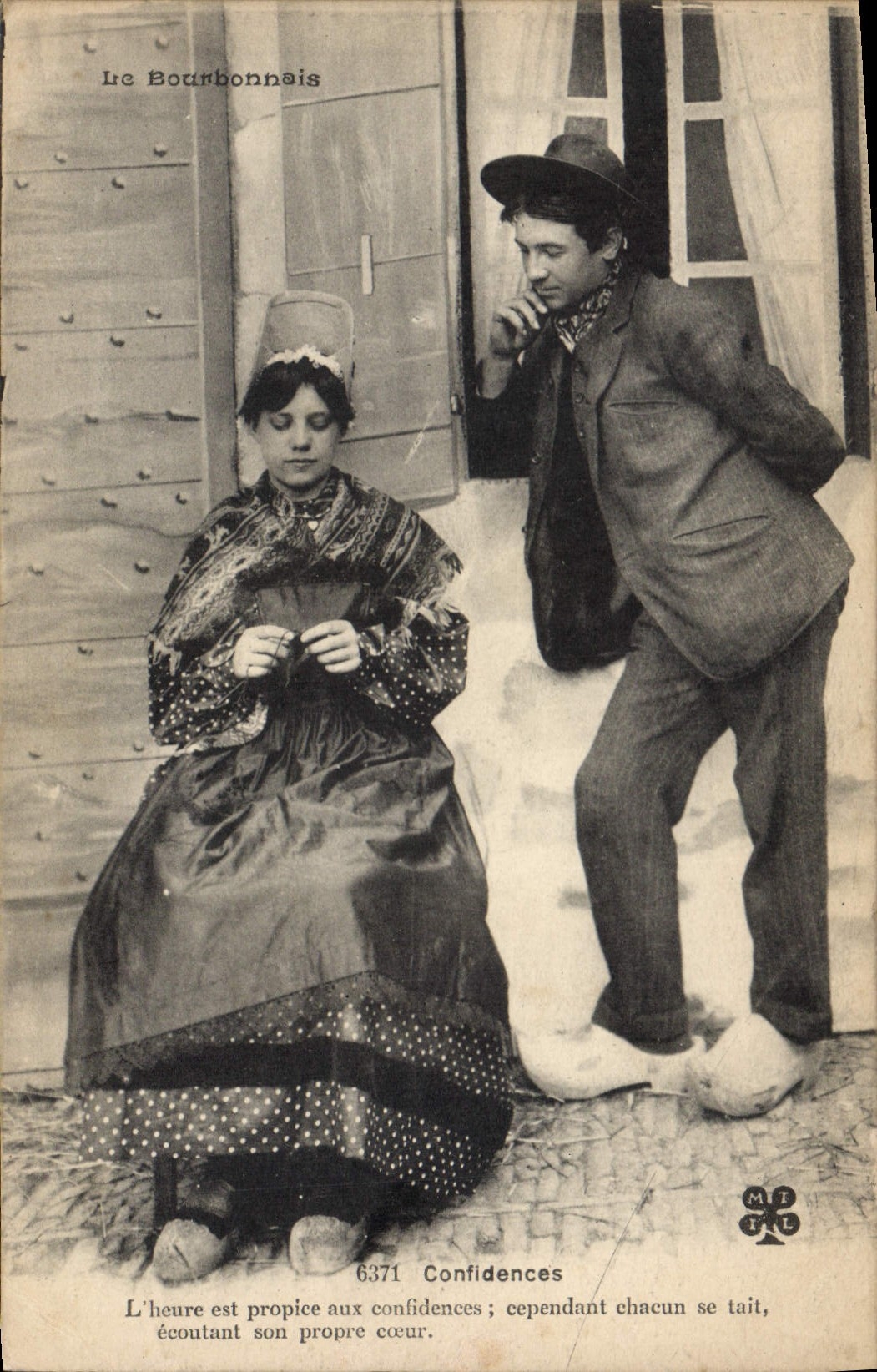 CPA Folklore Le Bourbonnais. - Confidences. L'heure est propice aux confidences cependant chacun se 